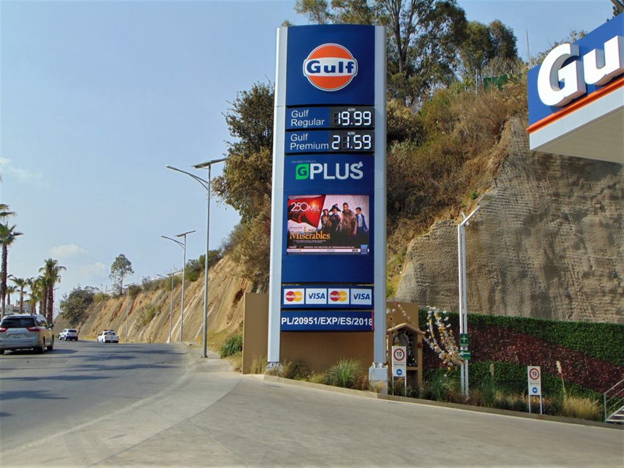N10 Mexico petrol station 2.jpg